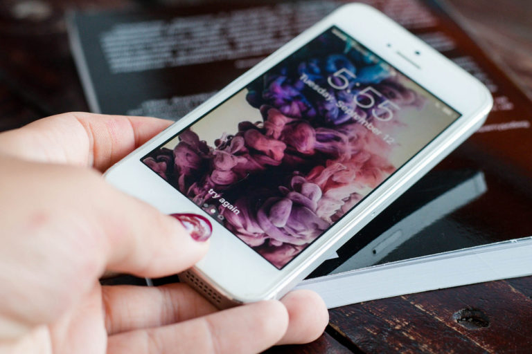 80 % Čechů používá smartphone. Znáte průlomové aplikace? 80 % Čechů používá smartphone. Znáte průlomové aplikace?