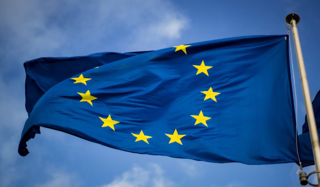 ESG pod lupou: proč investoři, zaměstnanci i zákazníci sledují každý krok firmy blue and yellow star flag