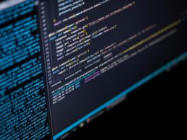 Detailní pohled na monitor počítače zobrazující řádky zdrojového kódu v tmavém vývojovém prostředí psaného v jazyce Python.
